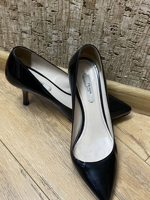 Женские Prada Туфли Чёрные Лаковая кожа 36