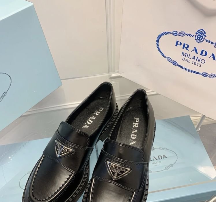 Женские Prada Лоферы Чёрный 