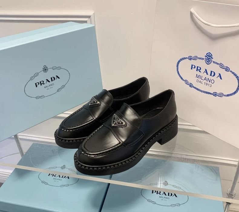 Женские Prada Лоферы Чёрный 