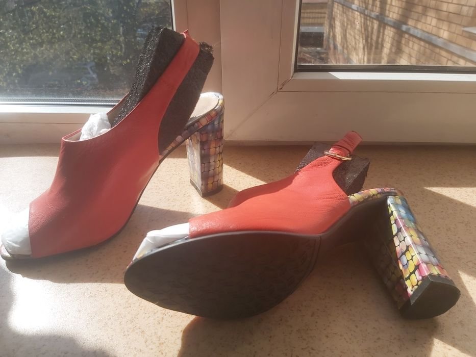 Donna Tacchi Rossi Pelle 37