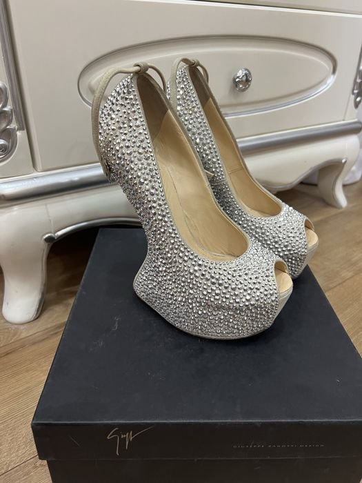 Женские Giuseppe Zanotti Босоножки Серый Кожа 37