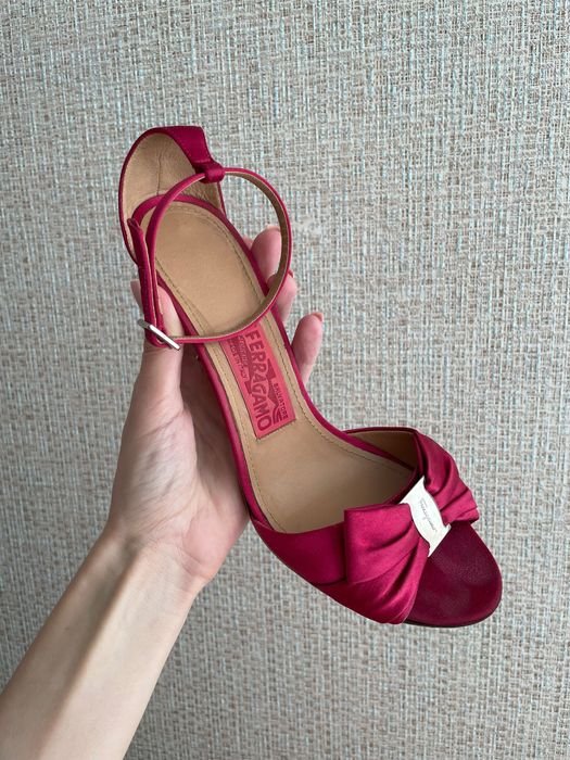 Женские Salvatore Ferragamo Босоножки Розовые