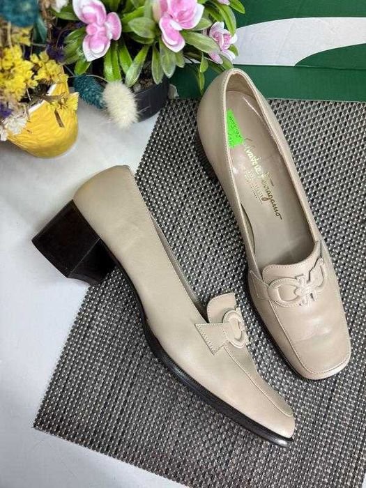 Женские Salvatore Ferragamo Туфли Бежевые 40