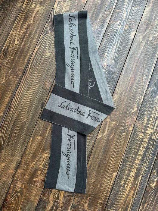 Унисекс Salvatore Ferragamo Шарф Серо-коричневый