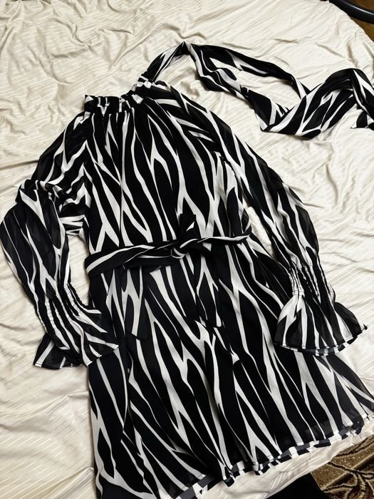 Женское Karen Millen Платье Черное с Белым Принтом