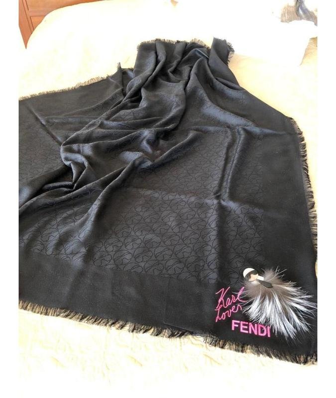 Fendi Écharpe Noir Soie 140x140