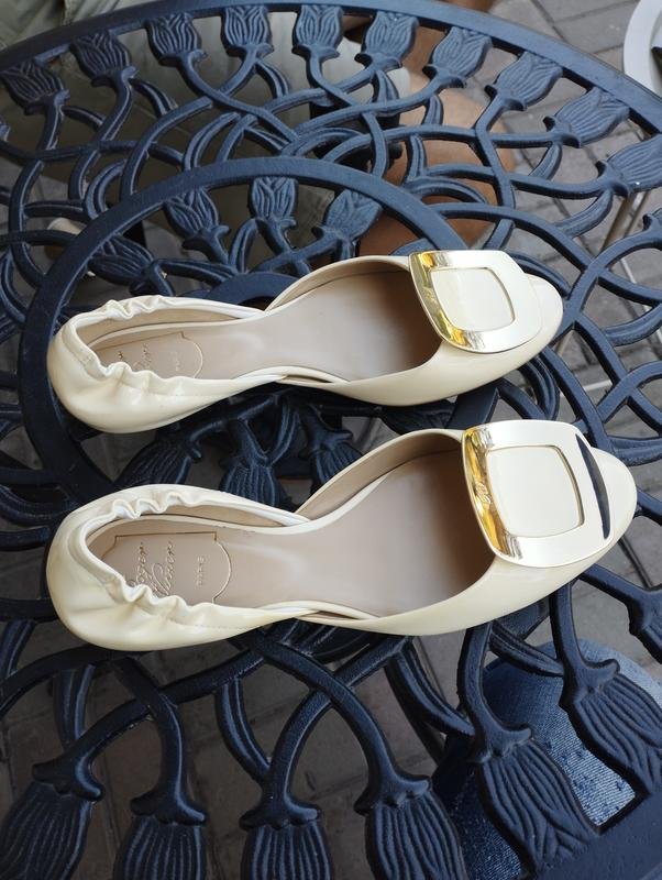 Женские Roger Vivier Лоферы Бежевый Лаковая кожа