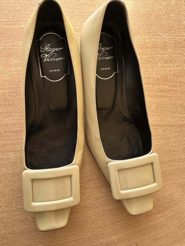 Женские Roger Vivier Туфли Бежевый Лаковая кожа 35
