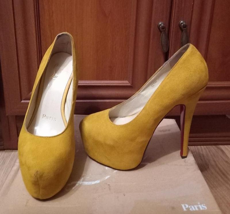 Женские Christian Louboutin Туфли Горчичный Замша