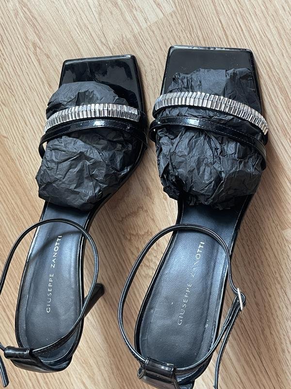 Женские Giuseppe Zanotti Босоножки Чёрный Лаковая