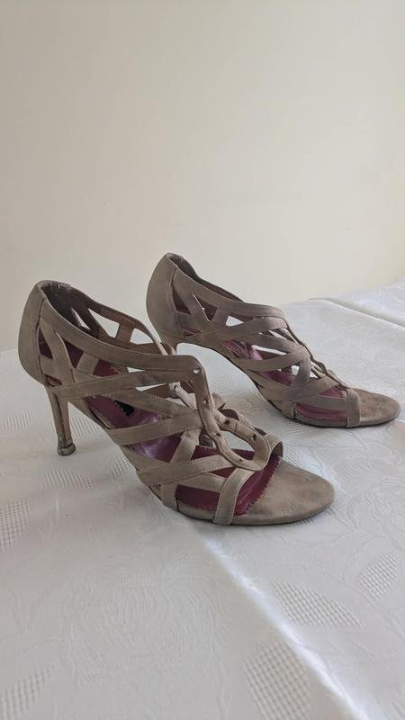 Женские Carolina Herrera Босоножки Бежевый Замша