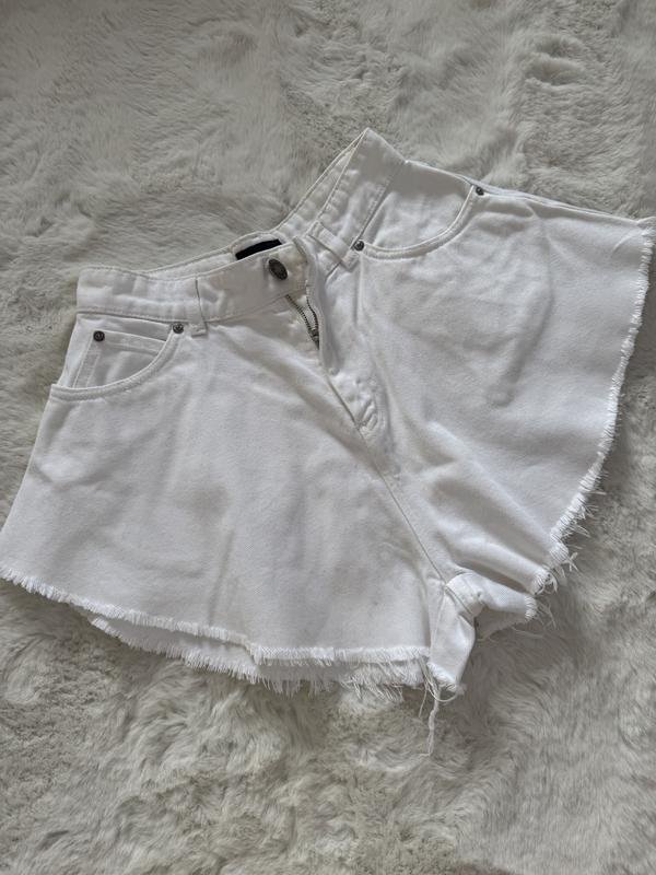 Женские Pinko Шорты Белые