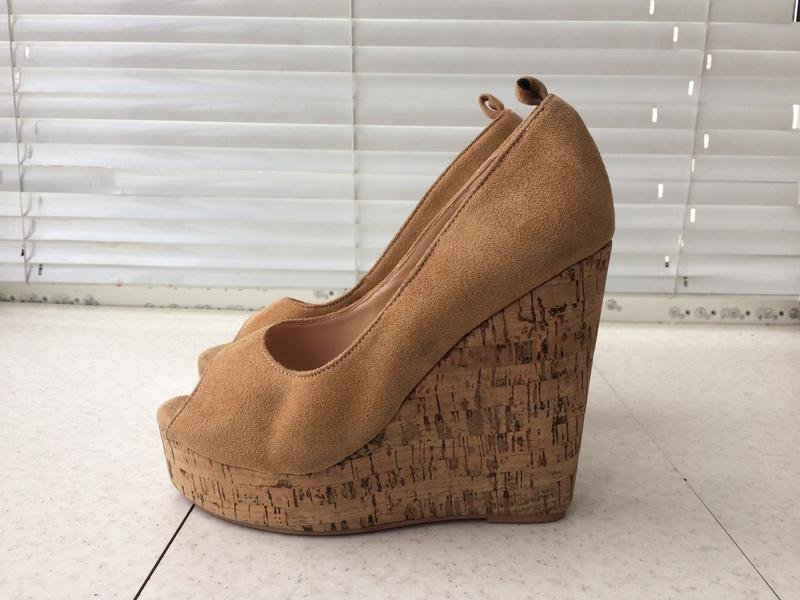 Женские Christian Louboutin Босоножки Бежевый 36.5